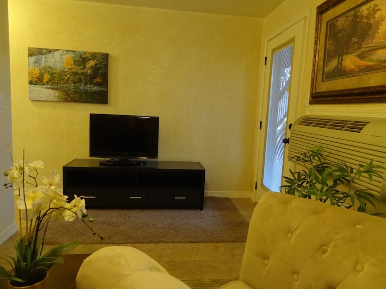 Poolside King Cabana With Full Kitchen, King Bed, Sleeper Sofa And Pool Access. By Redawning - Arkansas