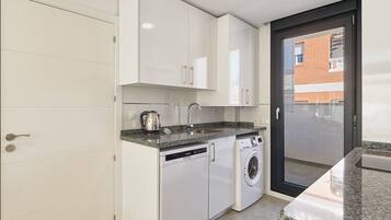 Een koelkast, een magnetron, een oven, een kookplaat