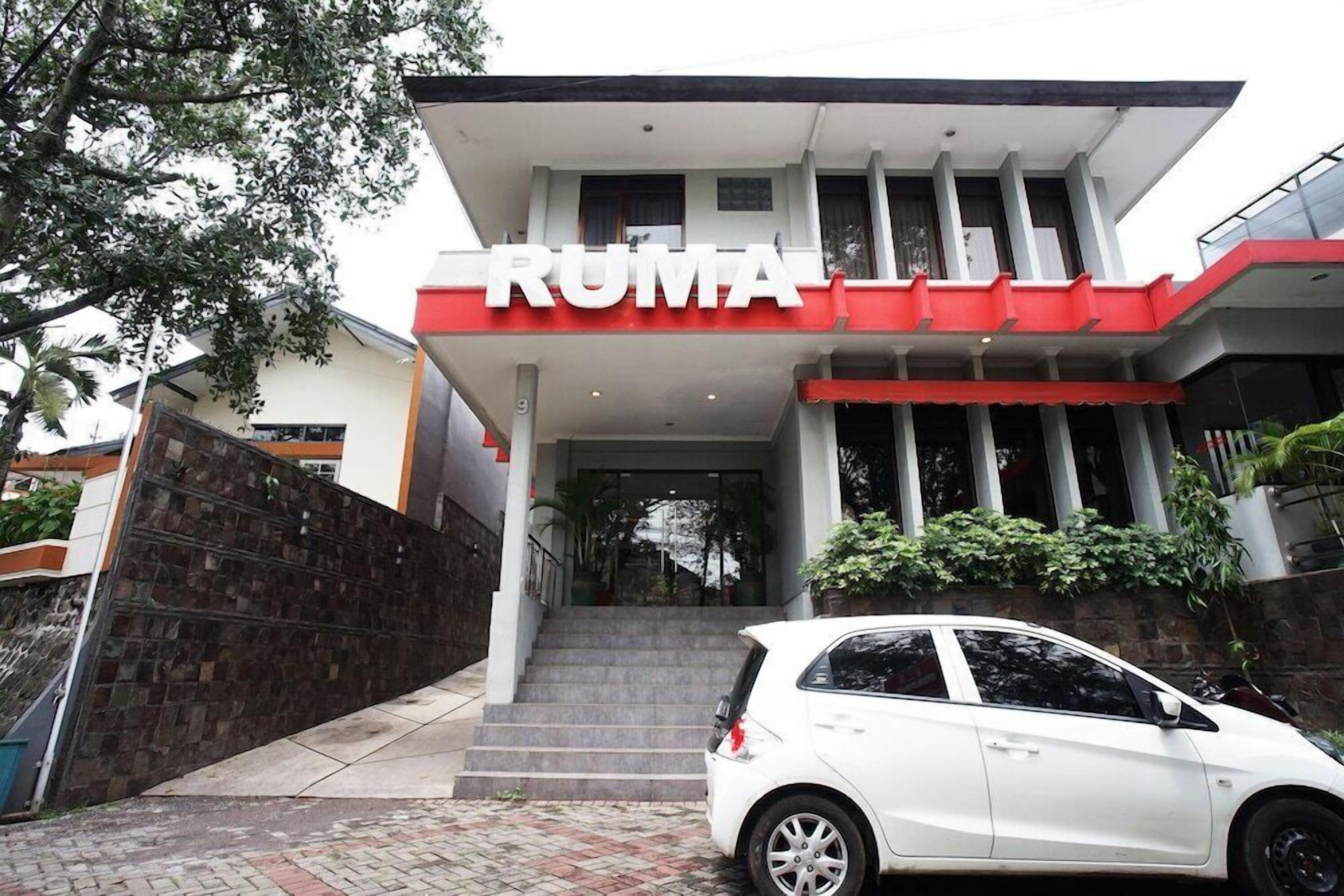 A building with a sign that reads "RUMA".