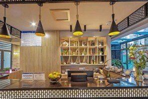 Bar (on property) - Qianyi Shanshe Villa Hotel (Wuyishan)