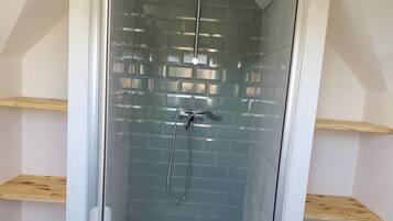 Douche, serviettes fournies, papier toilette