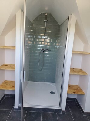 Douche, serviettes fournies, papier toilette