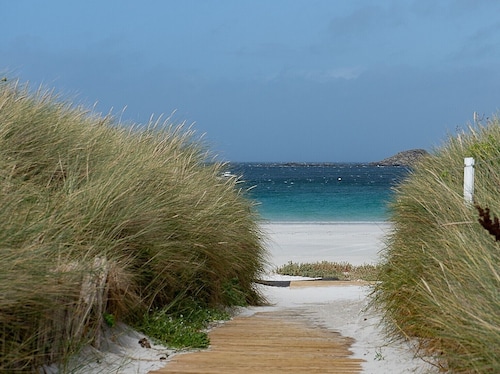 Jolie maison avec grand jardin à 250 mètres de la superbe plage de Tréompan
