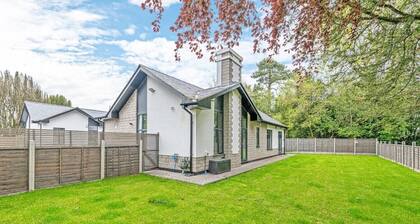Luxury hot tub Family/dog Friendly bungalow-garden
