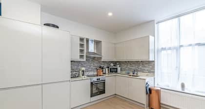 Luxury hot tub Family/dog Friendly bungalow-garden