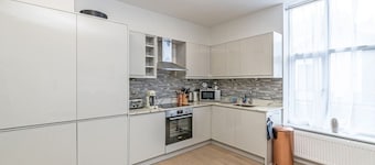 Luxury hot tub Family/dog Friendly bungalow-garden