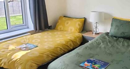 Luxury hot tub Family/dog Friendly bungalow-garden
