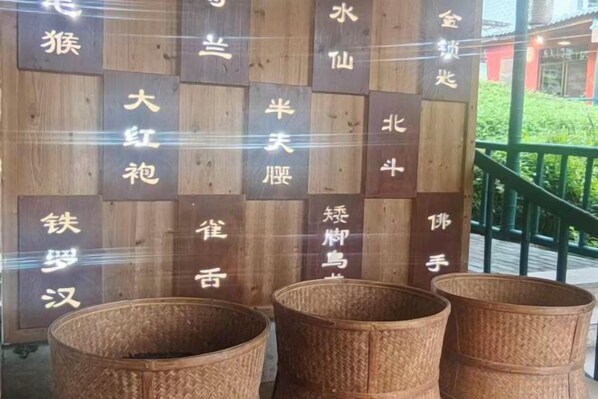 A wooden wall with Chinese characters and three woven baskets in front. - Xingwan Tianranju（South Entrance of Wuyi Mountain National Park） (Wuyishan)