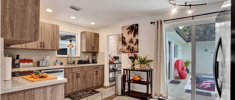 Réfrigérateur, micro-ondes, four, plaque de cuisson