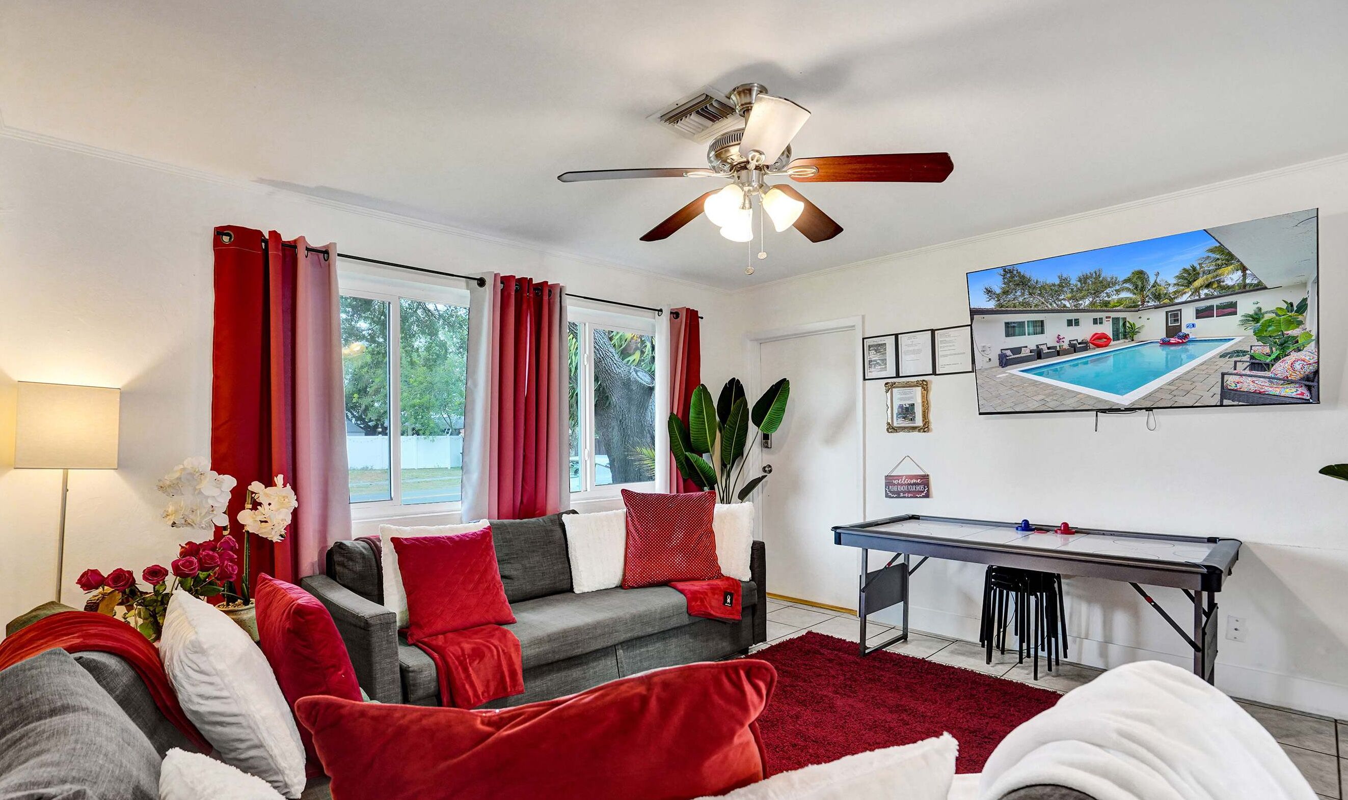 Fernseher, Bücher, Arbeitsbereiche