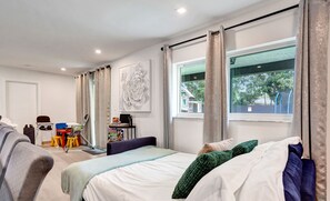 7 bedrooms, desk, iron/ironing board, travel crib