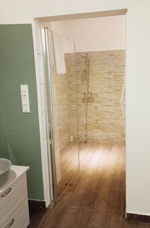 Apartment | Bathroom | Shower, hair dryer, towels - Spacious 3-bedroom Apartment in City Centre (Vienna)