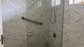 Shower dan handuk