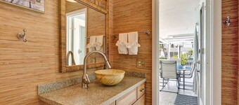 Heated Pool~Waterfront 4BD Villa~Deck~BBQ