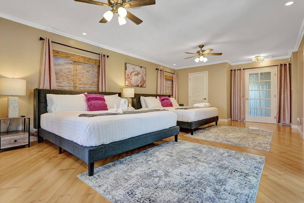 4 chambres, bureau, fer et planche à repasser, lit parapluie