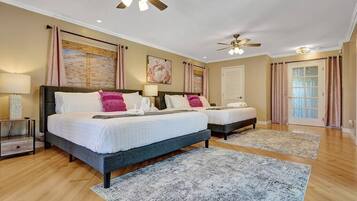 4 sovrum, skrivbord, strykjärn/strykbräda och resesäng