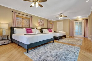 4 makuuhuonetta, työpöytä, silitysrauta/-lauta, vauvan matkasänky