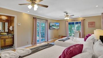 4 habitaciones, escritorio y tabla de planchar con plancha