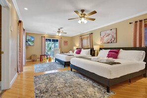 4 Schlafzimmer, Schreibtisch, Bügeleisen/Bügelbrett, Reisekinderbett