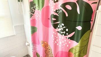 SĂšche-cheveux, serviettes fournies, savon, shampoing