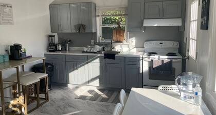 Entire 3bdr home w/parking, backyard, FirePit, BBQ