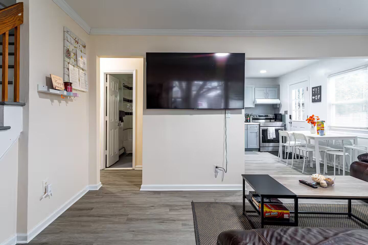 TV connectée, cheminée, écrans d'ordinateur
