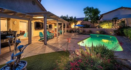 Coachella Chill: 4BR/4King Adj Beds, Arcade, Free Heated Pool, Patio TV, Office