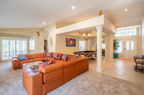 Smart TV, chimenea, videojuegos y libros 