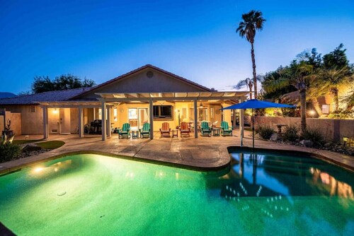 Coachella Chill: 4BR/4King Adj Beds, Arcade, Free Heated Pool, Patio TV, Office