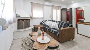 Ein modernes Wohnzimmer mit einem braunen Sofa, einem Couchtisch und einem Kamin.