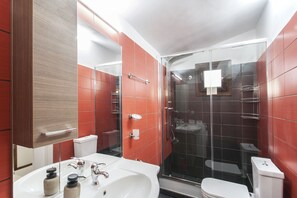 Dusj, hårføner, håndklær og såpe
