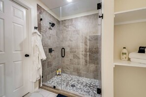 Dusche, Haartrockner, Bidet, Handtücher