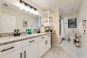 Regadera, secadora de cabello, bidet, toallas 