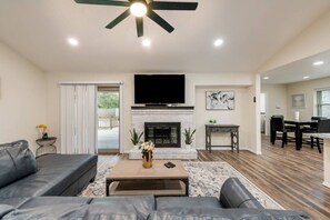 Smart TV, caminetto, impianto stereo