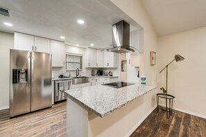 冰箱、微波炉、烤箱、炉灶