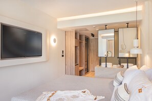 Design kamer, 1 twee- of 2 eenpersoonsbedden | Luxe beddengoed, bedden met traagschuimmatrassen, een kluis op de kamer