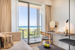 Design Double or Twin Room | Living area | Flat-screen TV, Netflix, streaming services