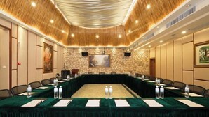A conference room with a long table, chairs, and water bottles. - Vaikuha Seaview Hotel (Beihai)