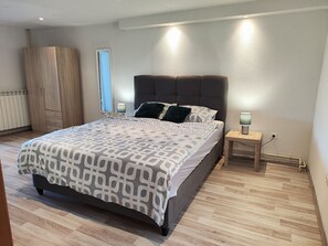 4 chambres, fer et planche à repasser, lit parapluie, Wi-Fi gratuit