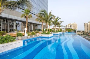 Outdoor pool - The Palm Tower, Luxurious Apartment (Dubai)