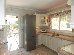 Kühlschrank, Mikrowelle, Ofen, Geschirrspüler