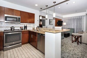 Fridge, microwave, oven, stovetop - COACHELLA Marriott Desert Springs Villas 2, Kitchen, Access to Resort Amenities (Palm Desert)