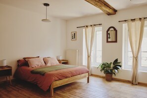 2 slaapkamers, een bureau, een strijkplank/strijkijzer, reisbedje