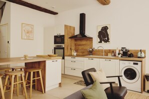 Geladeira, micro-ondas, fogão, cooktop