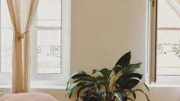 2 camere, una scrivania, ferro/asse da stiro, culla da viaggio