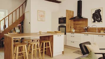 Frigorifero, microonde, forno, piano cottura