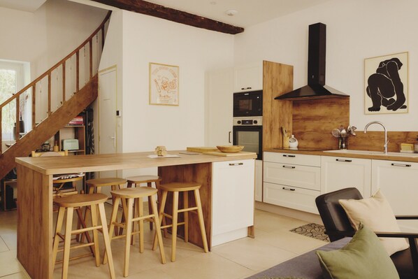 Een koelkast, een magnetron, een oven, een kookplaat