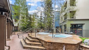 Ein Wellnessbereich mit Whirlpools und Steintreppen.