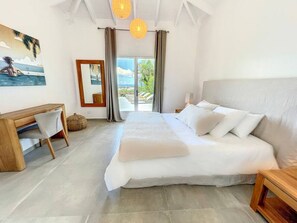 3 habitaciones, escritorio y tabla de planchar con plancha 