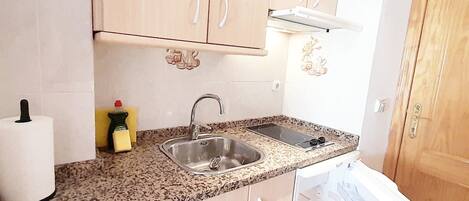 Geladeira, micro-ondas, cooktop, cafeteira/chaleira